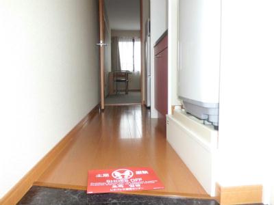 玄関　奥の居室は、カーペット張りです。