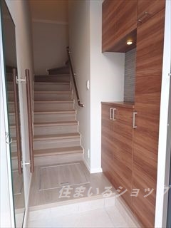 玄関　大型シューズボックス・姿見ミラー・手すりあり