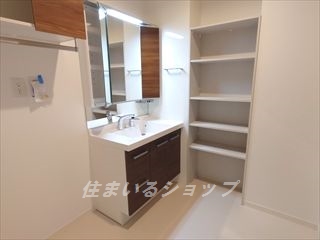 洗面設備　三面鏡付きシャンプードレッサー