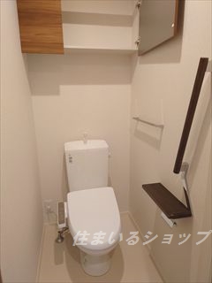 トイレ　シャワートイレ・手すり・収納棚あり