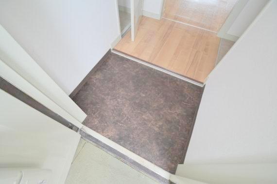 玄関　玄関に入るとお部屋まで一直線、明るい光が差し込みます。