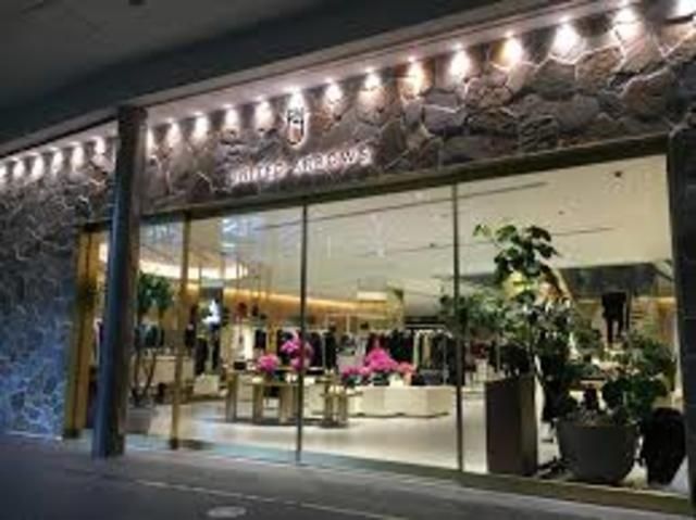 ショッピングセンター　ユナイテッドアローズ六本木ヒルズ店メンズストア（ショッピングセンター）まで744m
