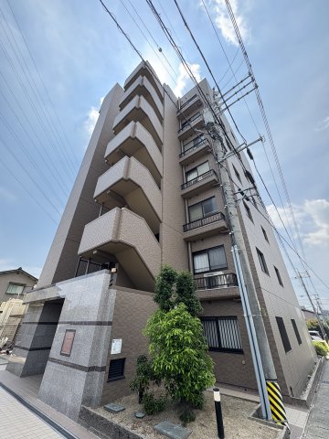 建物外観　ドラッグスギヤマさんの向いにありますよ