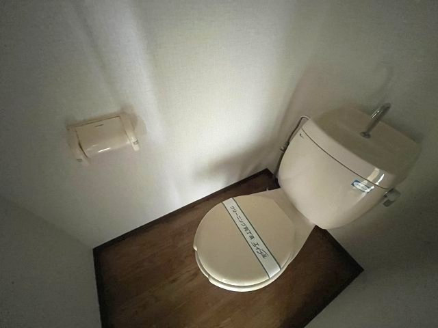 トイレ　落ち着いた色調のトイレです