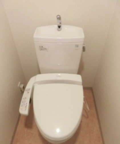 トイレ　落ち着いた色調のトイレです