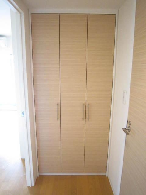 玄関　写真は同タイプ住居です。