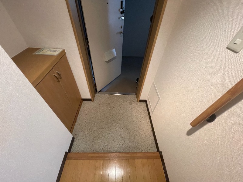玄関　※掲載写真は別号室の参考写真です。