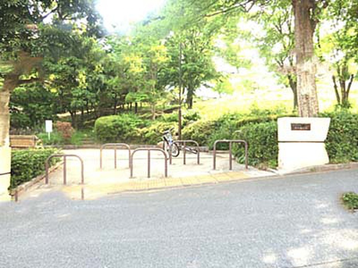 公園　美しが丘西よもぎ公園（公園）まで464m
