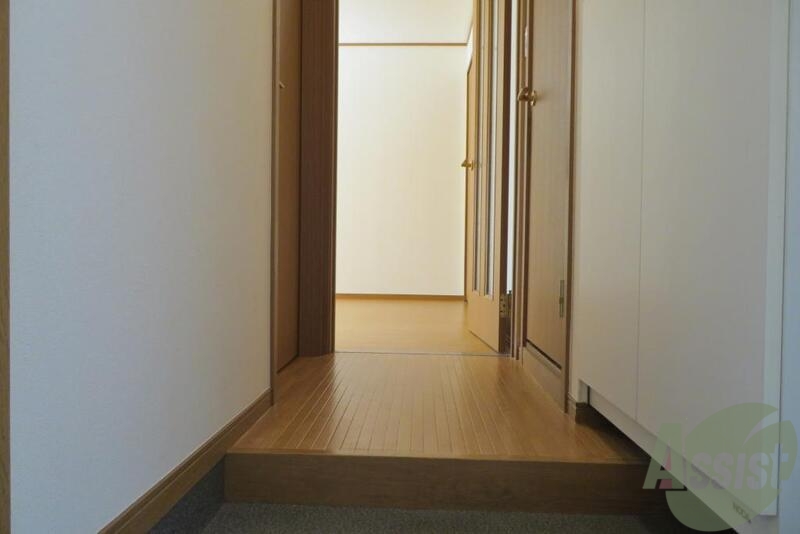 玄関　玄関を入ると正面がお部屋、右がトイレで左が脱衣所です