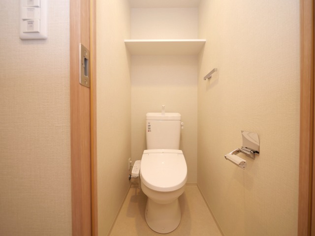 トイレ　落ち着いた色調のトイレです
