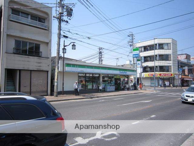コンビニ　ファミリーマート（コンビニ）まで263m