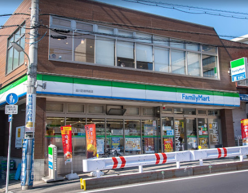 コンビニ　ファミリーマート 品川区役所前店（コンビニ）まで394m