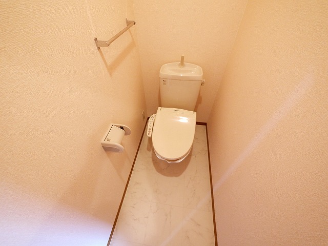 トイレ　落ち着いた色調のトイレです