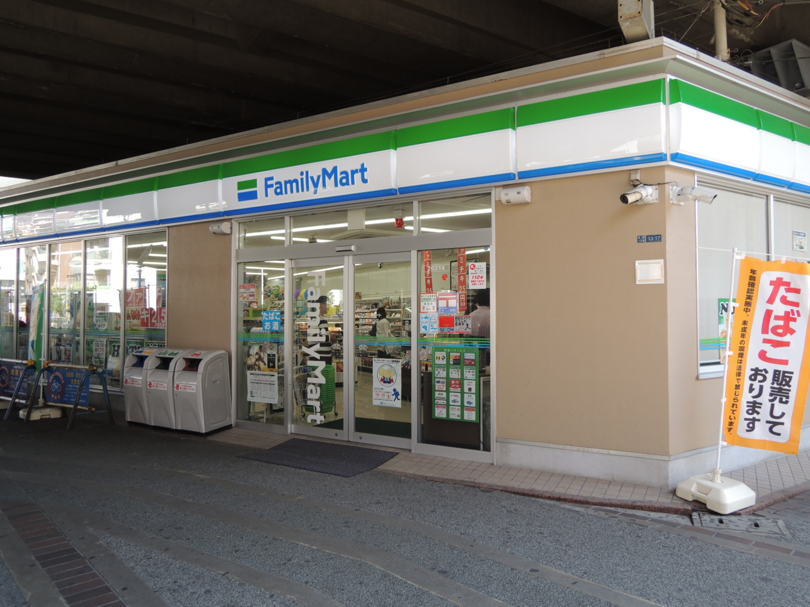 コンビニ　ファミリーマート浦安駅東口店（コンビニ）まで150m