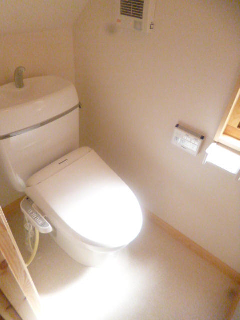 トイレ　温水洗浄便座付きのトイレです♪