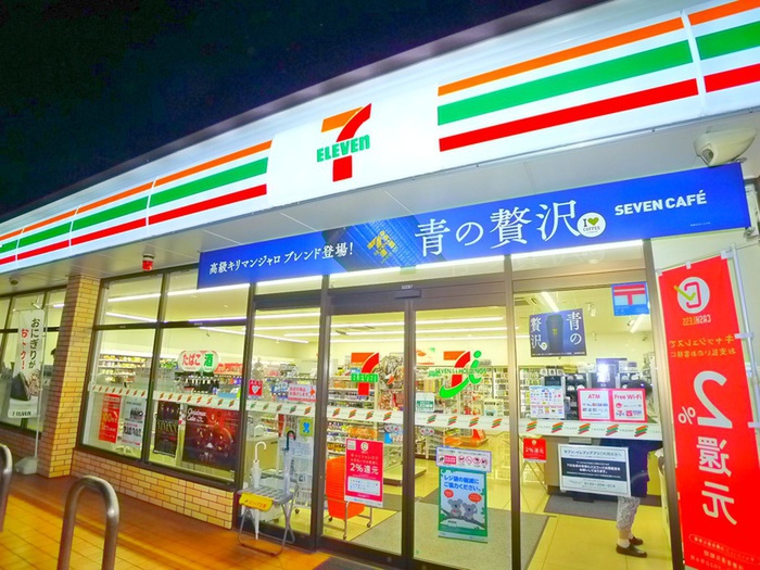 コンビニ　セブンイレブン（コンビニ）まで520m