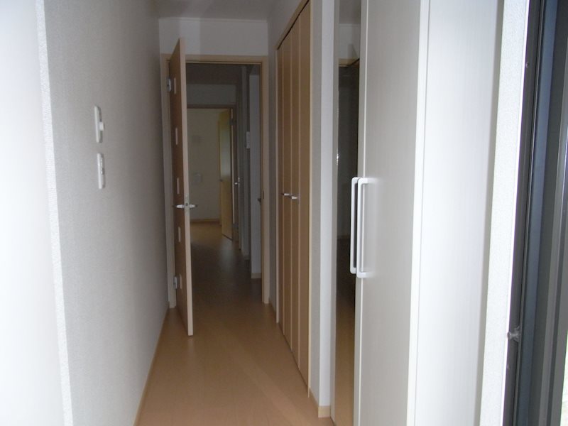 玄関　廊下※同タイプ・別部屋写真