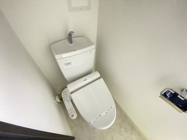 トイレ　落ち着いた色調のトイレです