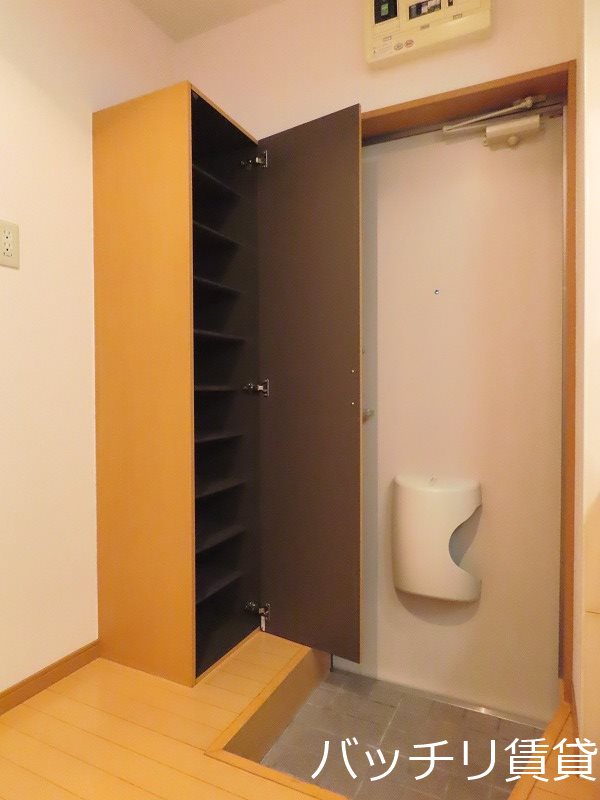 玄関　画像は同型イメージの為、現況を優先いたします。
