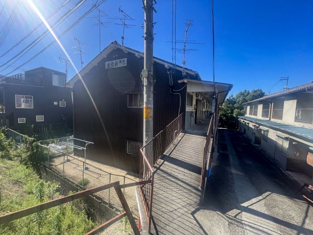 建物外観　近鉄御所駅徒歩3分の駅近好立地！