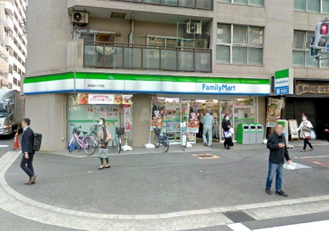 コンビニ　ファミリーマート 京町堀三丁目店（コンビニ）まで60m