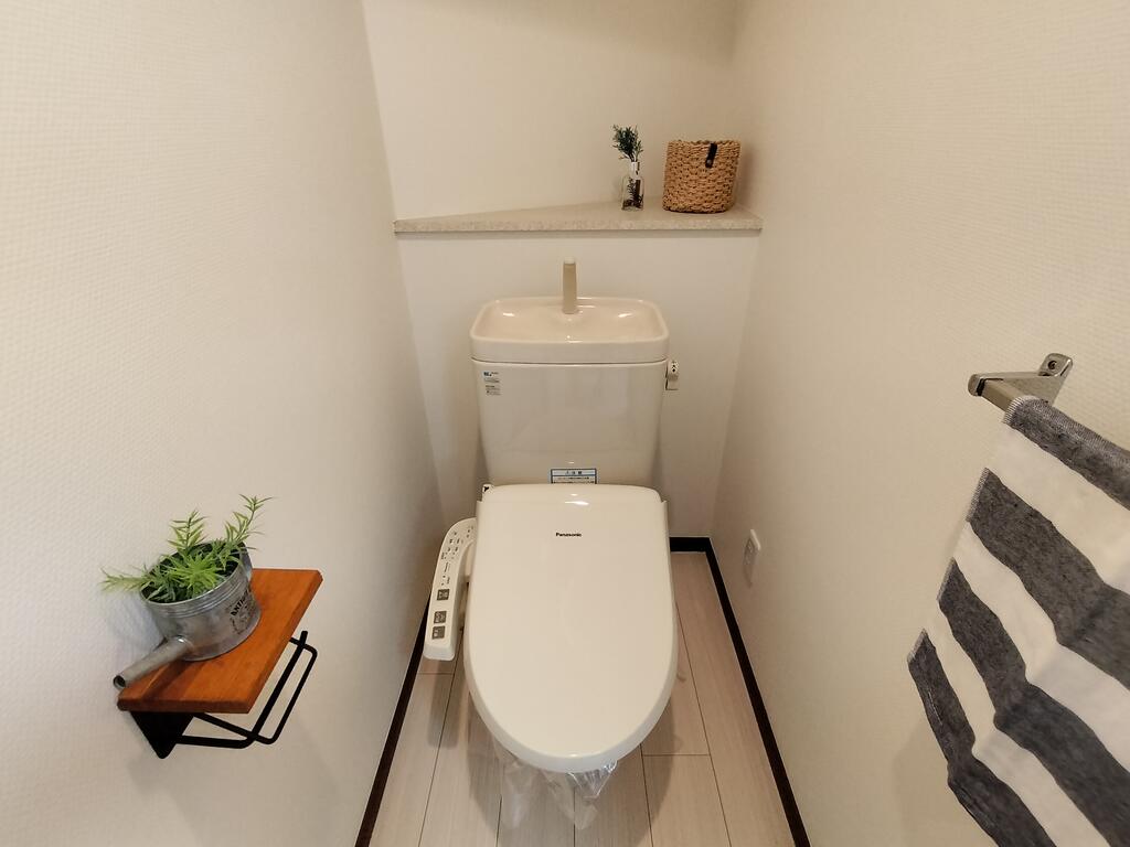 トイレ　トイレに棚があって便利！　※別号室