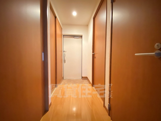 玄関　同マンション別タイプ写真です