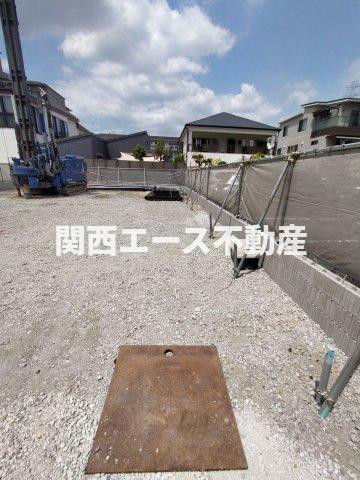 エントランス　向かって右がエントランスとなります。