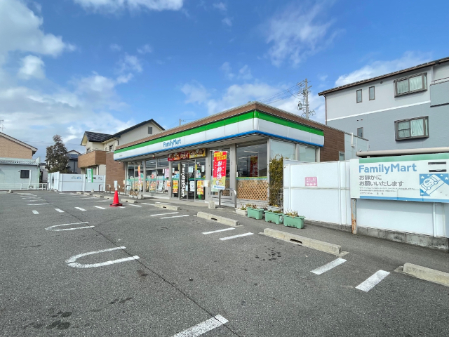 コンビニ　ファミリーマート小牧北外山店（コンビニ）まで135m