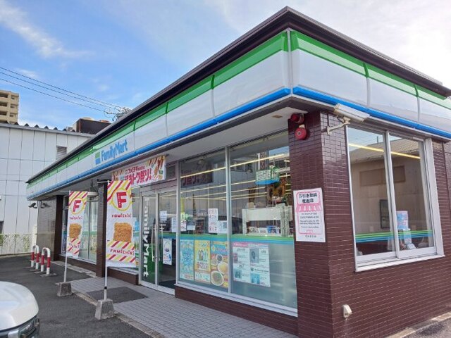 コンビニ　ファミリーマート（コンビニ）まで150m