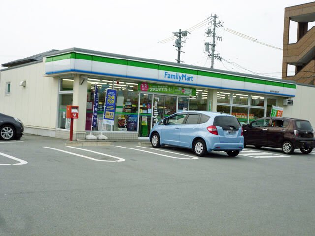 コンビニ　ファミリーマート嬉野中川新町店（コンビニ）まで357m