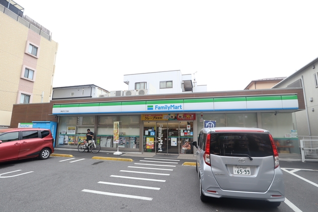 コンビニ　ファミリーマート新松戸三丁目店（コンビニ）まで244m