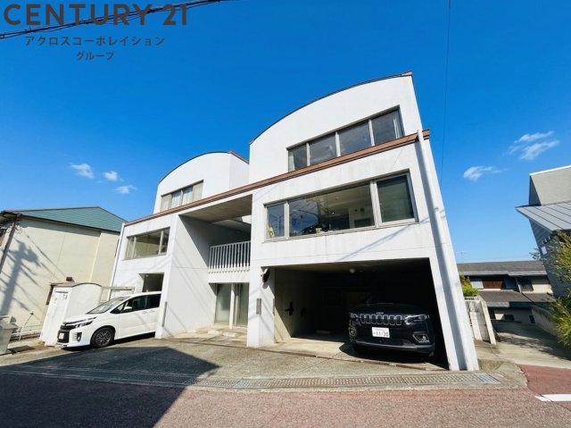 建物外観　オートロック付きで外部からのでいりが簡単にできない為安心です