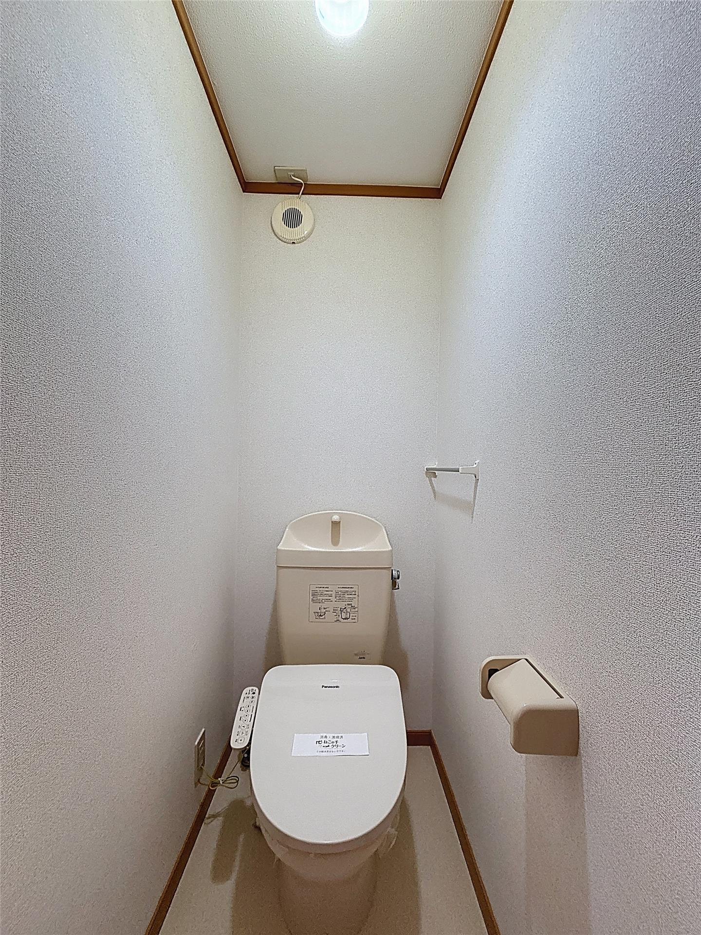 トイレ　写真は同タイプ別室です。仕様が異なる場合がございます。