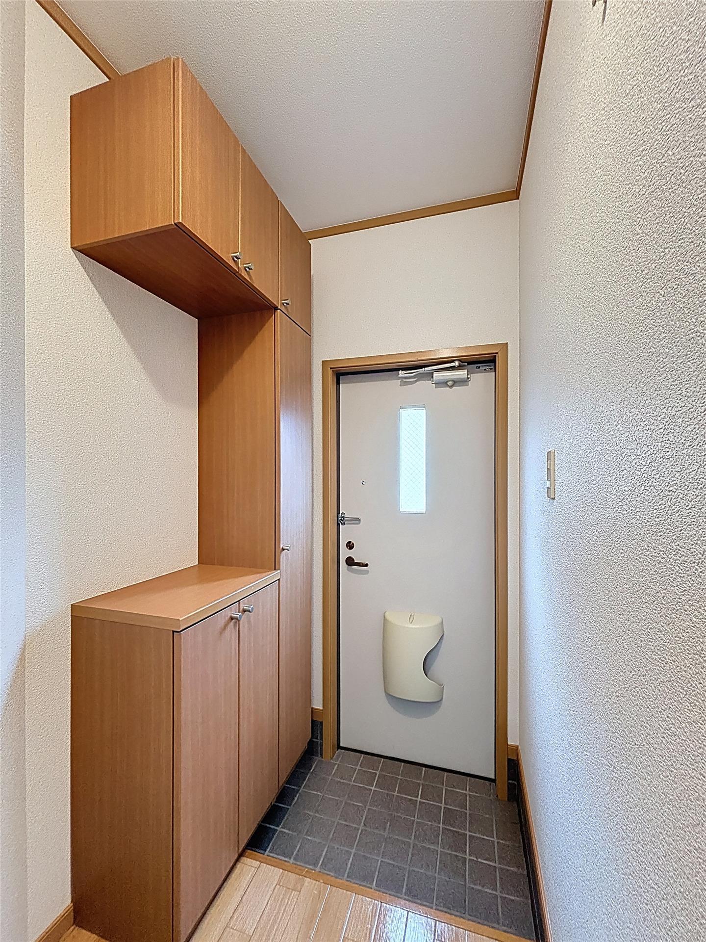 玄関　写真は同タイプ別室です。仕様が異なる場合がございます。