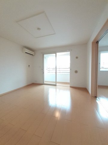 居室・リビング　こちらの居間で趣味の時間をお楽しみください