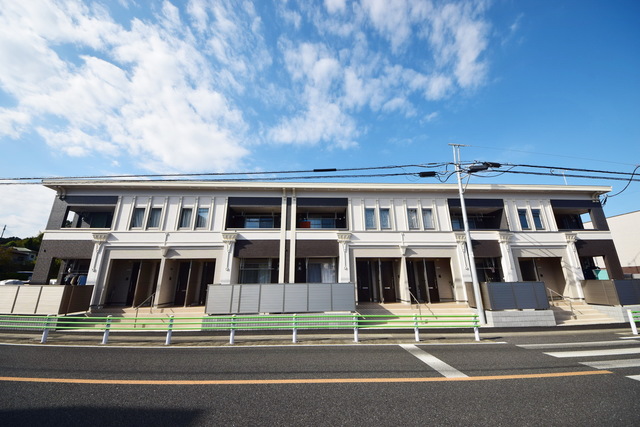 建物外観　～青い空、白い雲～