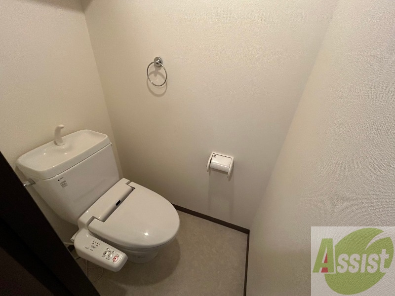 トイレ　トイレです。タオル掛けもついて便利ですね
