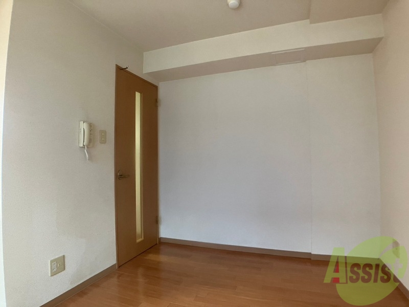居室・リビング　木目のフローリングは落ち着きのある印象のお部屋になりますね。