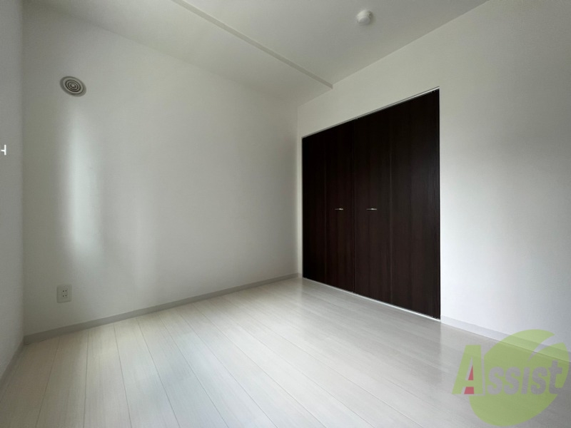 その他部屋・スペース　寝室はこちらです。光が差し込む、温かみのあるお部屋です。