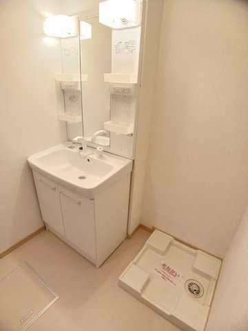 洗面設備　ゆったりとスペースのある洗面所