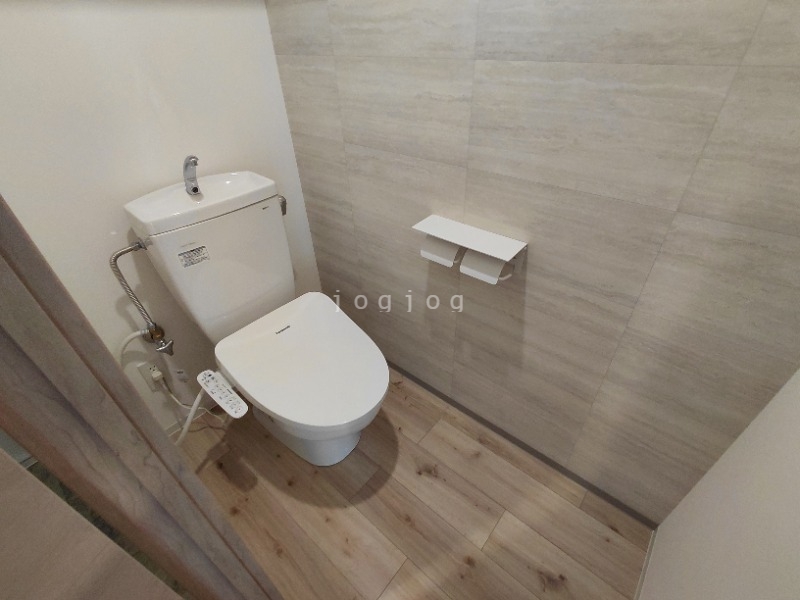 トイレ　嬉しい温水洗浄便座付きのトイレです。