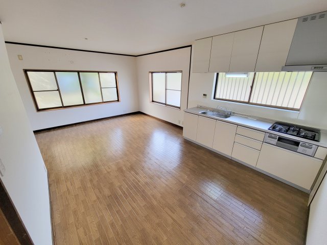 朝日町2丁目戸建ての居間写真
