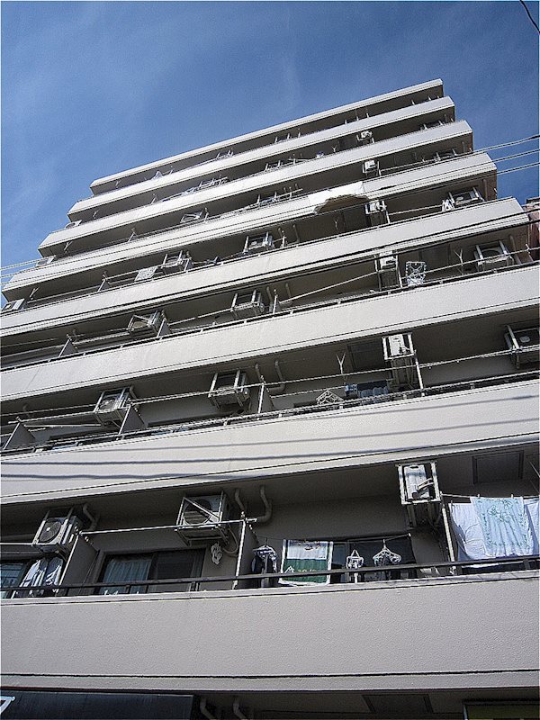 東急田園都市線 三軒茶屋駅 徒歩9分 8階建 築43年の外観写真