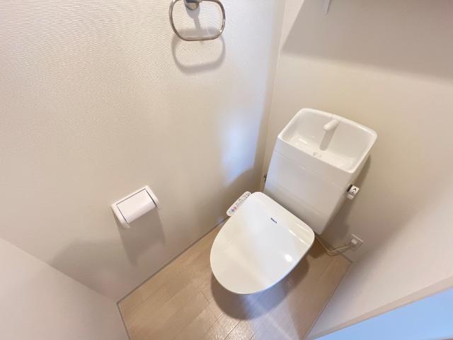 トイレ　シャワー付きトイレです。