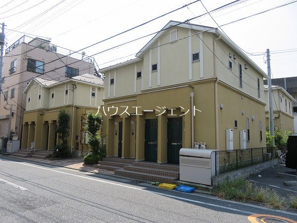 建物外観　Ａ，Ｂ，Ｃと並んで建っています。