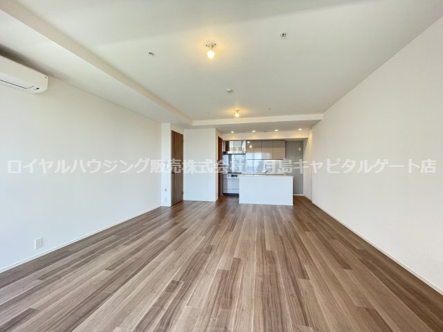 居室・リビング　同マンションの別部屋参考写真となります。
