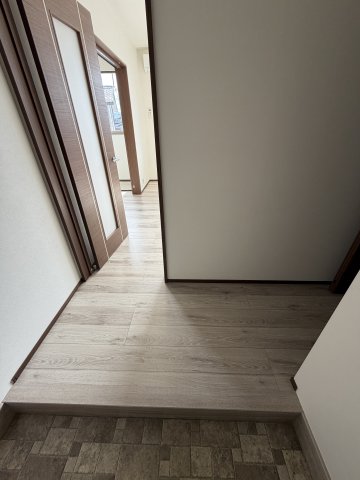 玄関　※クリーニング前の写真です。