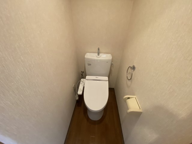トイレ　温水洗浄便座付きのトイレです♪