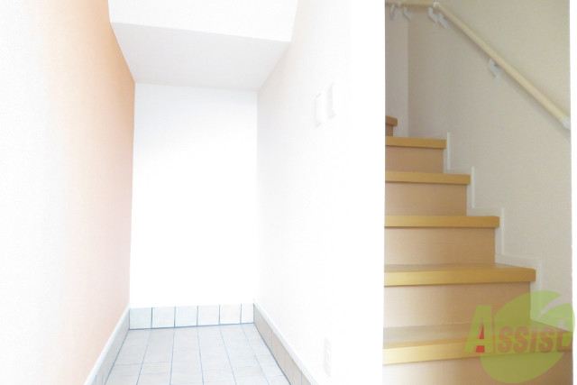 玄関　玄関からは、すぐにお部屋が見えないので安心ですね。
